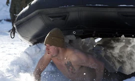 Lạnh người xem binh sĩ Mỹ - Hàn mình trần, vùi thân xuống tuyết