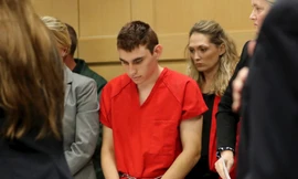 Nghi phạm Nikolas Cruz cúi đầu trước toà. Ảnh: AP