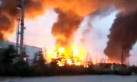 Nhà máy hóa dầu bốc cháy phừng phừng sau khi một xe bồn phát nổ. Ảnh: SCMP