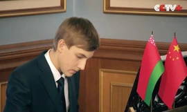 Con trai Tổng thống Belarus chơi piano dân ca Trung Quốc mừng năm mới
