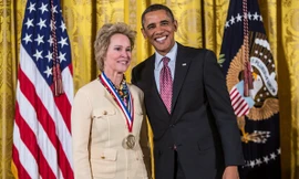 Bà Frances H. Arnold (trái) cùng cựu Tổng thống Mỹ Barack Obama. Ảnh: Getty