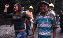 Người dân vội vàng sơ tán vì núi lửa phun trào. Ảnh: AFP