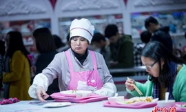 Các sinh viên chỉ cần nói chuyện lịch sự với những nhân viên phục vụ căng tin sẽ ập tức được giảm giá tiền ăn. Ảnh minh hoạ 