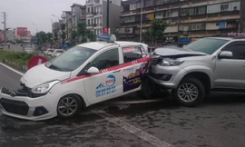 Fortuner gây tai nạn liên hoàn trên đường Trần khát Chân