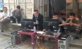 Bình luận viên ngồi ghế nhựa bình luận trận đấu tại SVĐ Lạch Tray.