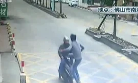 Tài xế xe tải 'tung cước' quật ngã tên cướp điện thoại