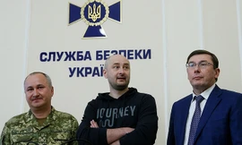 Ông Babchenko (giữa) xuất hiện trong cuộc họp báo ngày 30/5. Ảnh: AP