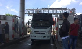 Tài xế cho xe dừng để phản ứng. 