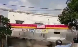 Siêu thị hoá đống đổ nát trong nháy mắt sau địa chấn ở Indonesia