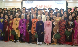 Lãnh đạo tỉnh Quảng Trị chụp ảnh lưu niện với đại biểu nữ tù chính trị yêu nước.