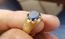 Chiếc nhẫn mà Mark tìm thấy trong khu rừng Sherwood nổi tiếng.