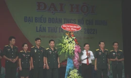 Bí thư Trung ương Đoàn Nguyễn Anh Tuấn tặng hoa của Ban Bí thư chúc mừng đại hội