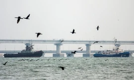 Tàu hải quân Ukraine được kéo qua Eo Kerch. Ảnh: Reuters