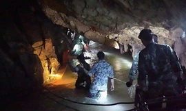 Bên trong hang động Tham Luang - nơi đội bóng Thái Lan mắc kẹt từ ngày 23/6. Ảnh: AFP