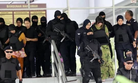 Nghi phạm Đoàn Thị Hương và Siti Aisyah rời tòa tối cao tại Kuala Lumpur (Malaysia). Ảnh: New Straitstimes