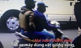 Camera ghi hình hai tên cướp ngân hàng ở TP HCM