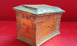 Hộp xá lị được trang trí hoa văn tinh xảo. Ảnh: Nguyễn Hải.