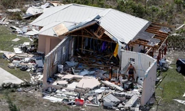 Bahamas tan tành sau bão. Ảnh: Reuters