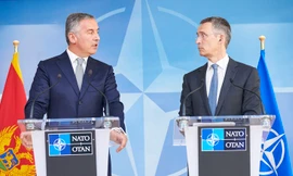 Tổng thư ký NATO Jens Stoltenberg (phải) và Thủ tướng Montenegro Dusko Markovic (trái). Ảnh: Reuters