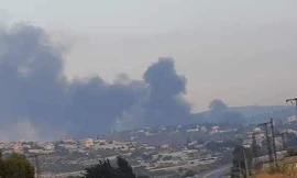 Khói đen bốc mù trời sau khi Syria hứng tên lửa của Israel. Ảnh: Twitter