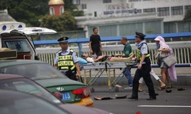 Người bị thương được đưa đi cấp cứu. Ảnh: Shanghaiist