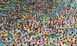 'Biển chết Trung Hoa' đông nghẹt người vì nắng nóng