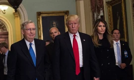 Phu nhân Trump tình tứ nắm tay chồng trong điện Capitol