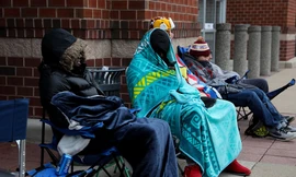 Người Mỹ cắm lều, quấn chăn xếp hàng chờ Black Friday