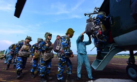 Những người trẻ tập luyện bốn tháng để nhảy dù trong hai phút