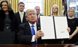 Tổng thống Mỹ Donald Trump kí một sắc lệnh tại Nhà Trắng. Ảnh: AP