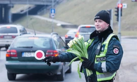 Hôm qua, 8/3, rất nhiều phụ nữ tại CH Litva khi đang tham gia giao thông bằng xe hơi đã bất ngờ bị cảnh sát chặn xe, yêu cầu tấp vào lề đường. 