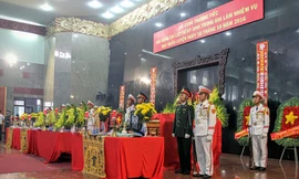 Sáng 21/10 tại nhà tang lễ Bộ Quốc phòng, Đảng ủy, Bộ Tư lệnh Binh đoàn 18 tổ chức lễ tang cho 3 phi công tử nạn trong vụ rơi trực thăng EC-130 ở Vũng Tàu, theo nghi thức quân đội. Ảnh: PLTPHCM