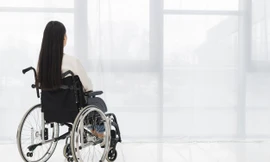 Vào viện thăm vợ đột quỵ, cụ ông U80 sờ soạng bệnh nhân bại não 