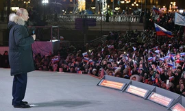 Tổng thống Nga Vladimir Putin cảm ơn người dân Moscow vì chiến thắng áp đảo tại cuộc bầu cử hôm 18/3. Ảnh: Sputnik