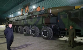 Chủ tịch Triều Tiên Kim Jong-un thị sát ICBM Hwasong-14. Ảnh được hàng tin KCNA của Triều Tiên tung ra ngày 5/7.