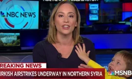 Nữ MC đang dẫn trực tiếp bất ngờ bị con trai lao ra gọi “mẹ“