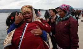 Thân nhân sốt ruột chờ đợi tin tức về những người mất tích trong vụ chìm phà. Ảnh: Reuters