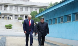 Hai ông Trump - Kim gặp nhau tại DMZ ngày 30/6. Ảnh: KCNA