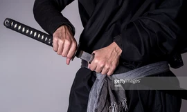 Thị trưởng say xỉn, cầm kiếm đi dọa người vô gia cư