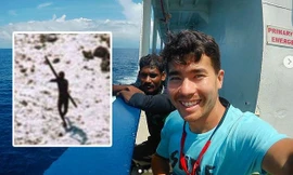 John Allen Chau (ảnh lớn) và bộ lạc người Sentinel (ảnh nhỏ).