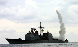 Tàu chiến Mỹ phóng tên lửa. Ảnh: Tass