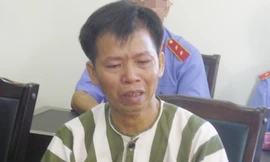 Ông Nguyễn Thanh Chấn bật khóc ngày được tạm trả tự do. Ảnh: Minh Quang - Tuổi Trẻ