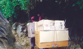 Hàng lậu Trung Quốc vẫn vào nước ta qua các đường mòn, lối mở. Ảnh: Phạm Anh