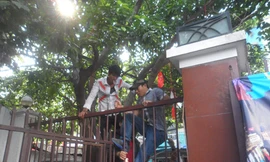 Gần trăm người náo loạn trước cổng ĐH Hùng Vương