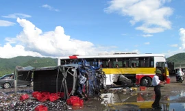 Xe tải đâm xe bus, hai người chết tại chỗ