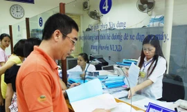 Cán bộ công chức không thể tập trung với công việc vì lương chưa đủ sống. Ảnh: Hồng Vĩnh