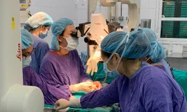 Các bác sĩ tiến hành phẫu thuật cho bệnh nhi