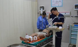 Bệnh nhân đang được điều trị tích cực tại bệnh viện sau khi được nhân viên y tế vào tận đồi chè cấp cứu, xử lý vết thương do tai nạn