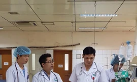 Các bác sỹ Khoa Hồi sức tích cực, BV Đa Khoa tỉnh Hoà Bình thăm khám cho bệnh nhân nặng đang điều trị tại Khoa.