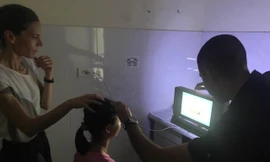 Chuyên gia đang kiểm tra mắt cho bệnh nhi bằng thiết bị DIVE 